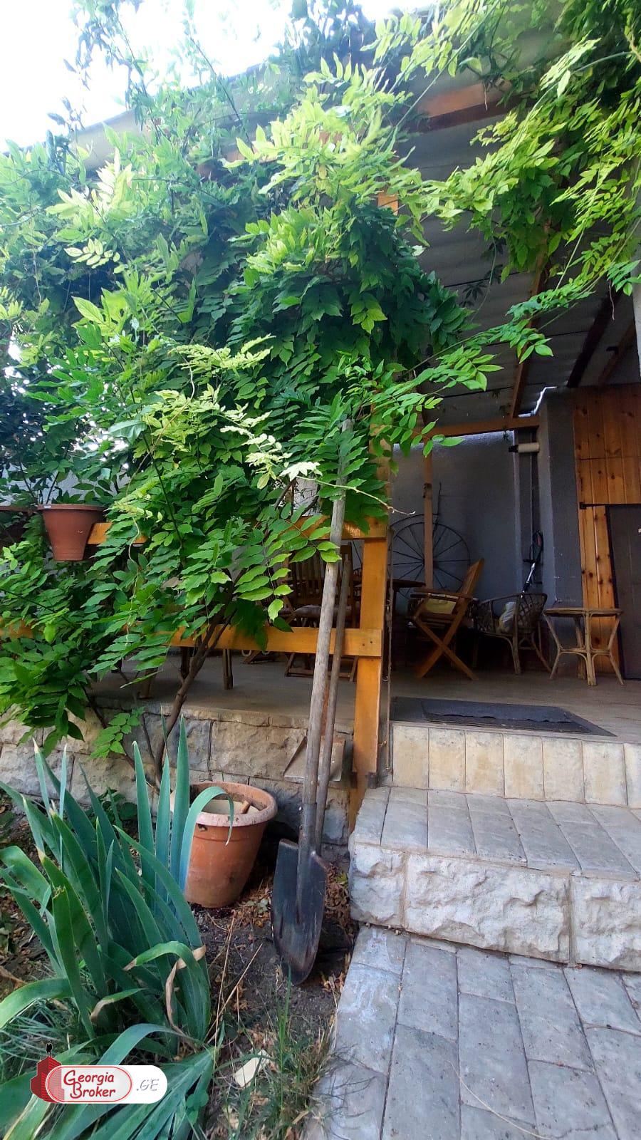 იყიდება ახალი გარემონტებული 2 სახლი ლისის ტბის მიმდებარედ